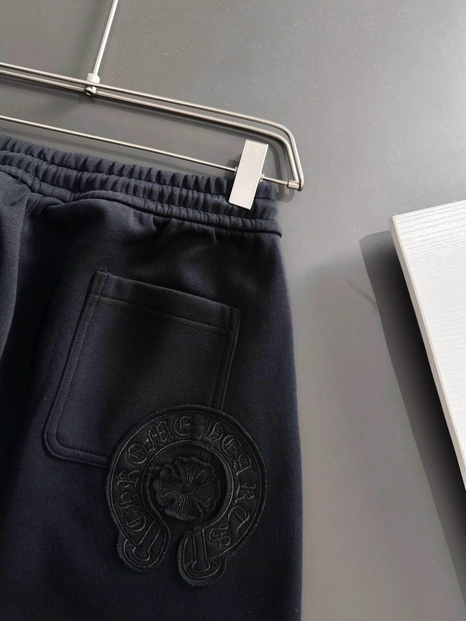 P310 Chrome Hearts* (exclusive quality in the market) hot style 2꯭0꯭2꯭5 new autumn pants original ⌚️ high version Chrome Hearts The fabric is made of 380g high-density double-sided Chinese custom fabric. It does not deform or shrink. The three-dimensional drape is amazing. Process introduction: front and back burnt appliqué embroidery. Customized hardware accessories. Color: black SIZE: M-XXXL